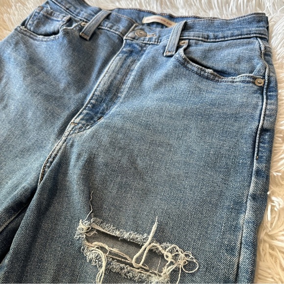 Levi’s High Waisted Mom Jeans Sz 26 Light Wash Distressed Denim - Picture 6 of 14